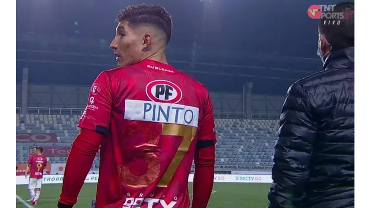 Le tuvieron que parchar la camiseta por no encontrar la suya.