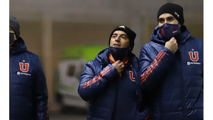 La U se divide internamente entre dos entrenadores.