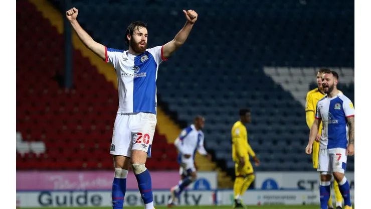 El atacande del Blackburn Rovers ocupará el apellido materno en su dorsal la próxima temporada.