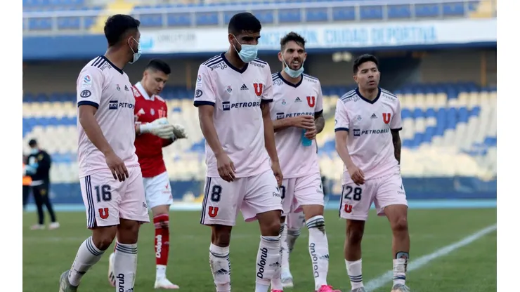 La formación de la U para lavar las heridas en el fútbol chileno.