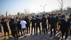 Hinchas de Colo Colo realizaron habitual arengazo en el Monumental previo al clásico.