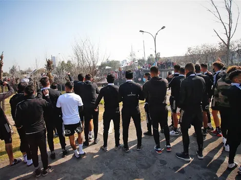 Hinchas de Colo Colo realizaron habitual arengazo en el Monumental previo al clásico