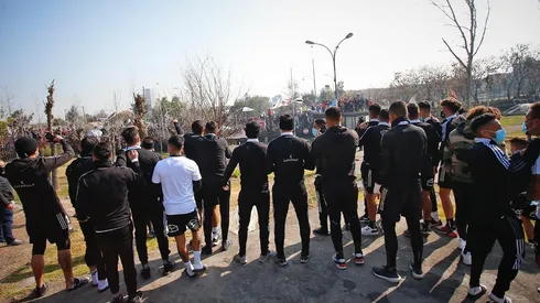 Hinchas de Colo Colo realizaron habitual arengazo en el Monumental previo al clásico.