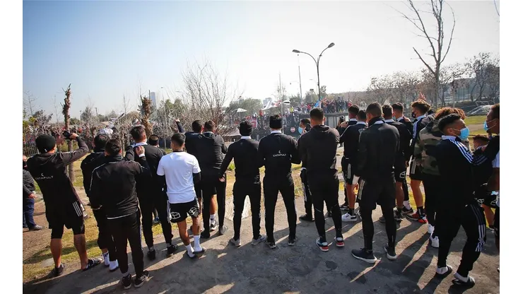 Hinchas de Colo Colo realizaron habitual arengazo en el Monumental previo al clásico.