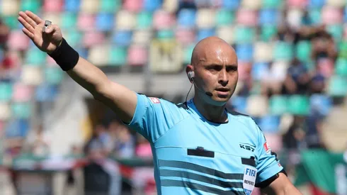 El árbitro chileno encabezaba el VAR en el encuentro