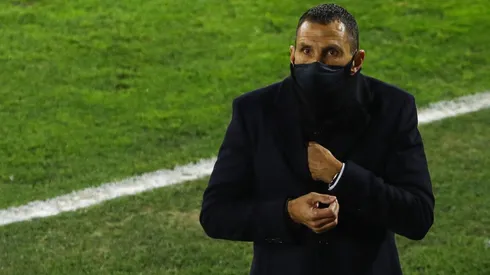 Gustavo Poyet contemplará equipo mixto para el clásico ante Colo Colo.