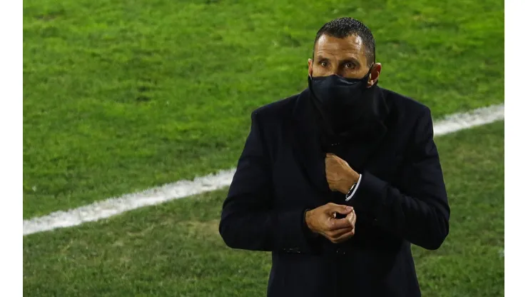 Gustavo Poyet contemplará equipo mixto para el clásico ante Colo Colo.
