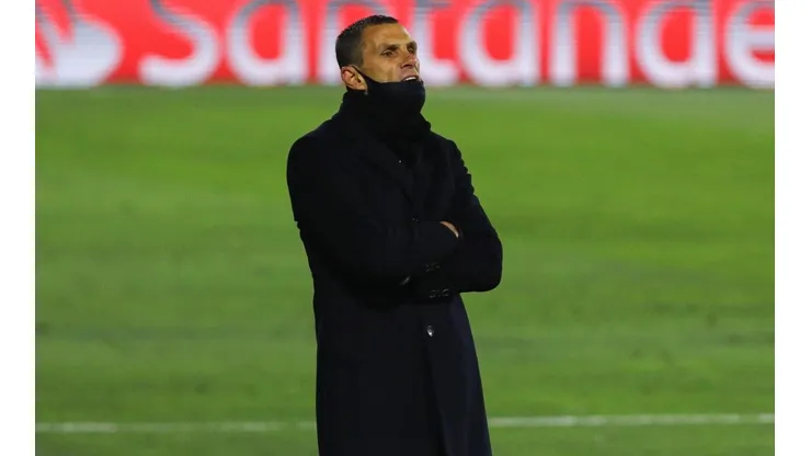 Poyet se molestó con el arbitraje que favorece a clubes brasileros.