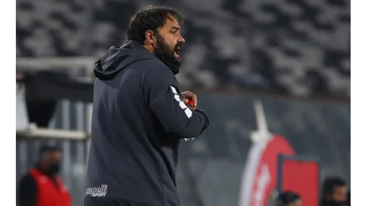 José Luis Sierra se enojó con Christian Rojas por no amonestar a jugadores de Colo Colo.