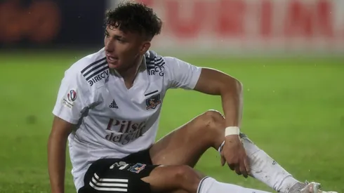 Luciano Arriagada es pelotero en partido de Colo Colo y Palestino.