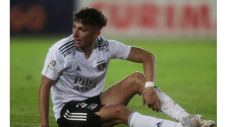 Luciano Arriagada es pelotero en partido de Colo Colo y Palestino.