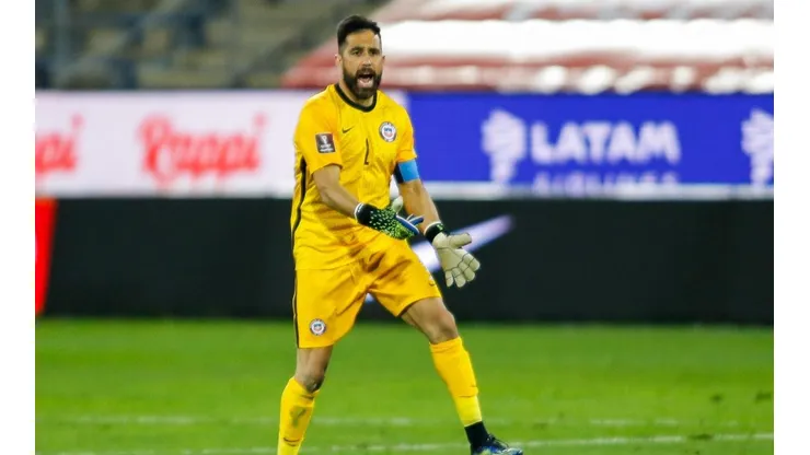 Claudio Bravo tiene una temporada más de contrato con el Betis