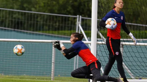 En la foto, Ryann Torrero atajando y, atrás, Christiane Endler.