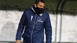 Gustavo Poyet tuvo harto diálogo con los árbitros en la derrota de la UC ante Everton.