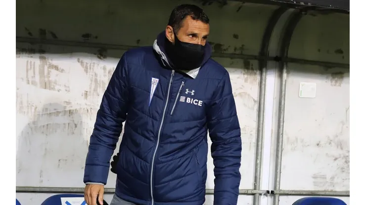 Gustavo Poyet tuvo harto diálogo con los árbitros en la derrota de la UC ante Everton.
