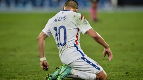 Alexis Sánchez se resintió y salió lesionado en Chile.