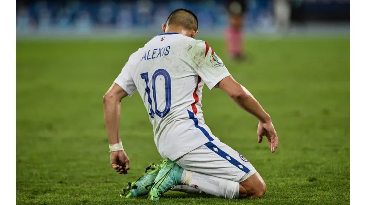 Alexis Sánchez se resintió y salió lesionado en Chile.