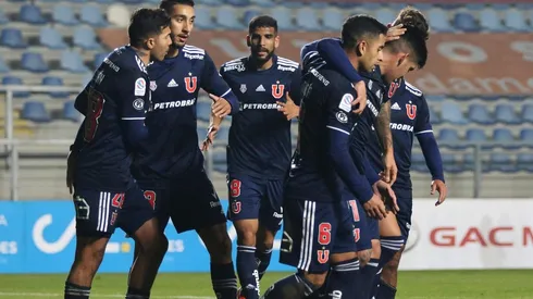 Joaquín Larrivey coloca el empate para la Universidad de Chile.