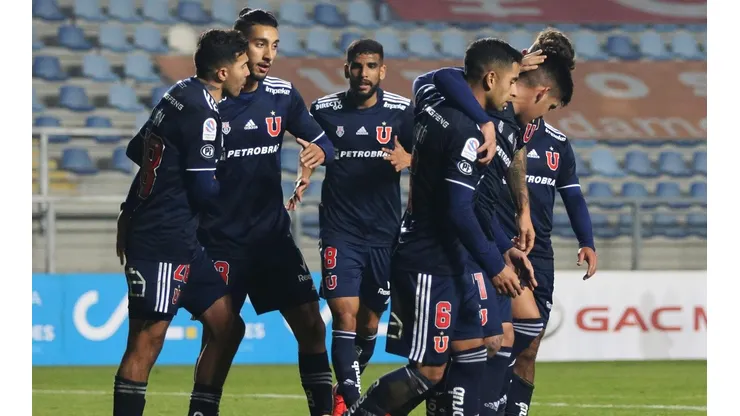 Joaquín Larrivey coloca el empate para la Universidad de Chile.