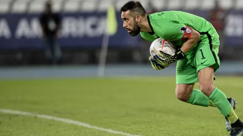 Claudio Bravo dice que se va "para la casa" si Chile gana la tercera Copa América en Brasil.