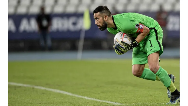 Claudio Bravo dice que se va "para la casa" si Chile gana la tercera Copa América en Brasil.