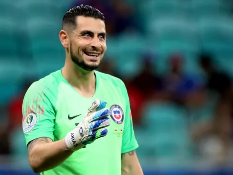 Arias confiesa que tenía camisetas de la U, pero no le cierra la puerta Colo Colo y la UC