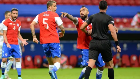 ANFP solicita castigo para Roldán por no pitar el penal frente a Paraguay.