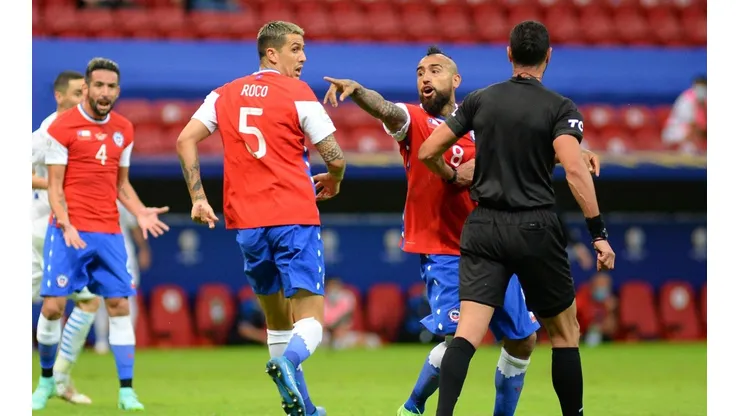 ANFP solicita castigo para Roldán por no pitar el penal frente a Paraguay.