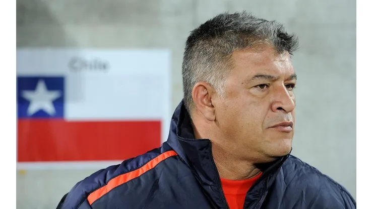 Claudio Borghi pide que Chile vuelva a la línea de tres en el fondo.