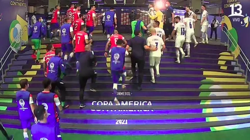 Chile y Paraguay discuten en la zona a camarines tras el término del primer tiempo.