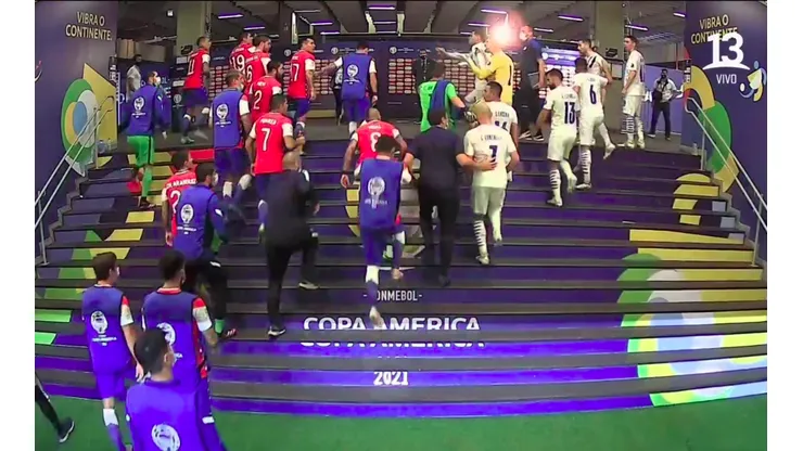Chile y Paraguay discuten en la zona a camarines tras el término del primer tiempo.