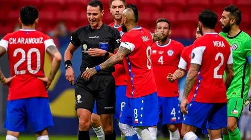 Tras ver las imágenes, Roldán no tuvo dudas en no cobrar penal a favor de Chile.