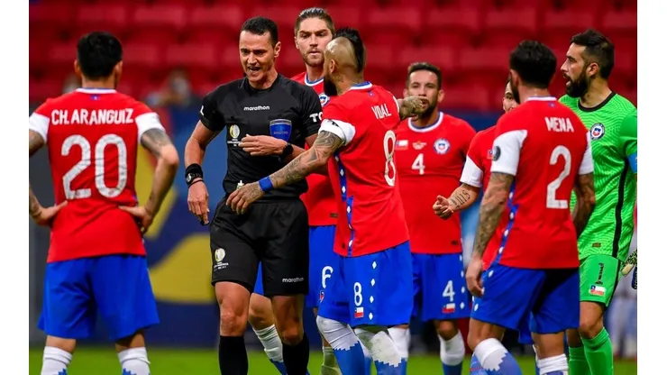 Tras ver las imágenes, Roldán no tuvo dudas en no cobrar penal a favor de Chile.