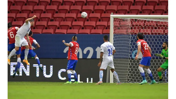 Braian Samudio adelanta a Paraguay en la Copa América.