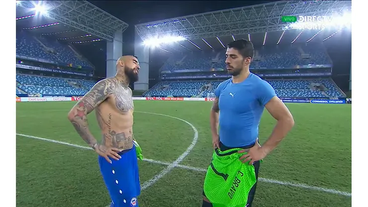 Arturo Vidal tuvo un amistoso diálogo con Luis Suárez