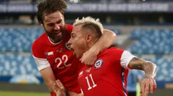 Eduardo Vargas anota el 1-0 de Chile sobre Uruguay.