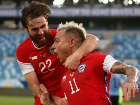 Eduardo Vargas anota el 1-0 de Chile sobre Uruguay