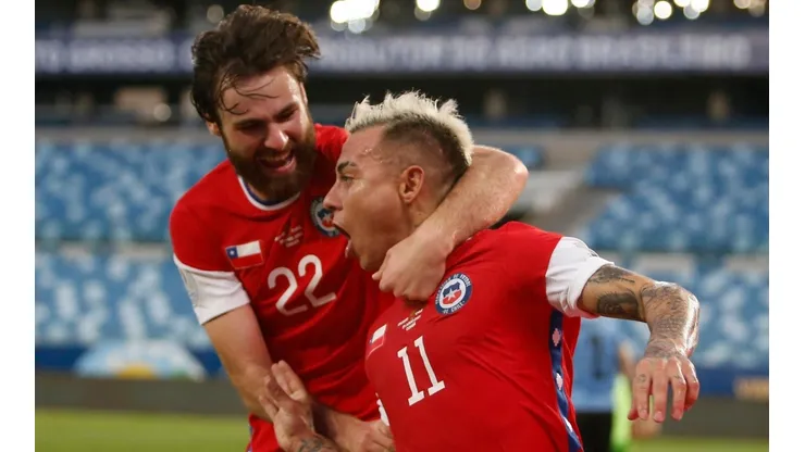 Eduardo Vargas anota el 1-0 de Chile sobre Uruguay.