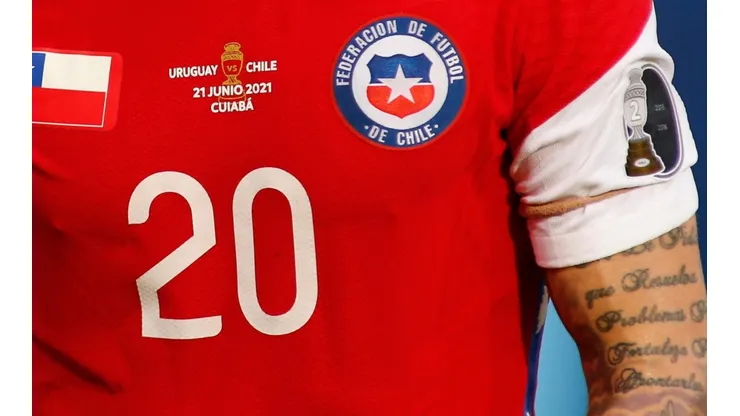 La Selección Chilena seguirá tapando el logo de la marca mientras no haya una resolución.