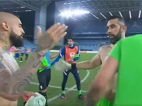El abrazo de compañerismo entre Vidal y Bravo en la Selección Chilena