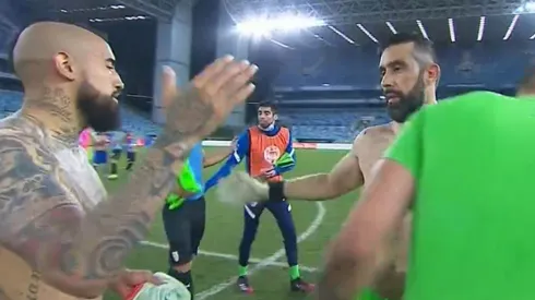 Arturo Vidal y Claudio Bravo se saludan finalizado el compromiso frente a Uruguay por Copa América