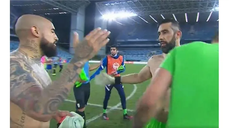 Arturo Vidal y Claudio Bravo se saludan finalizado el compromiso frente a Uruguay por Copa América