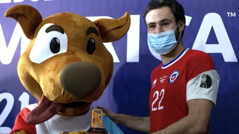 Estrenan camiseta especial en honor al atacante de la selección chilena