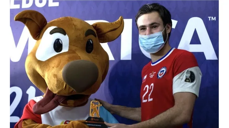 Estrenan camiseta especial en honor al atacante de la selección chilena