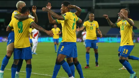 Brasil saca chapa de campeón tras goleada a Perú.