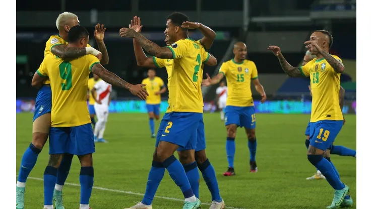 Brasil saca chapa de campeón tras goleada a Perú.
