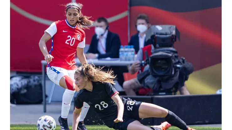 Daniela Zamora disputa un balón durante el Chile vs. Alemania. (Foto: Getty Images)