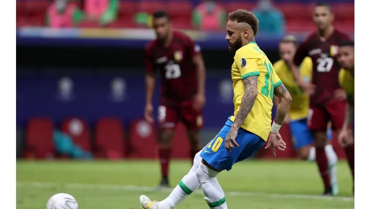Gol de Neymar para el 2-0 de Brasil.