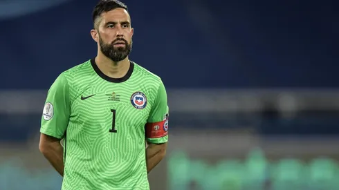 Claudio Bravo se ilusiona con el empate frente Argentina en Copa América.