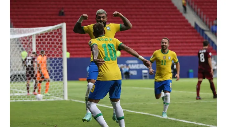 Gabigol anota el 3-0 de Brasil sobre Venezuela.